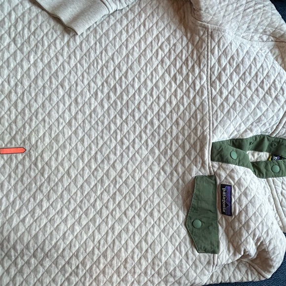 Patagonia Quilted Pullover with Cream and Green Accents - Picture 15 of 15